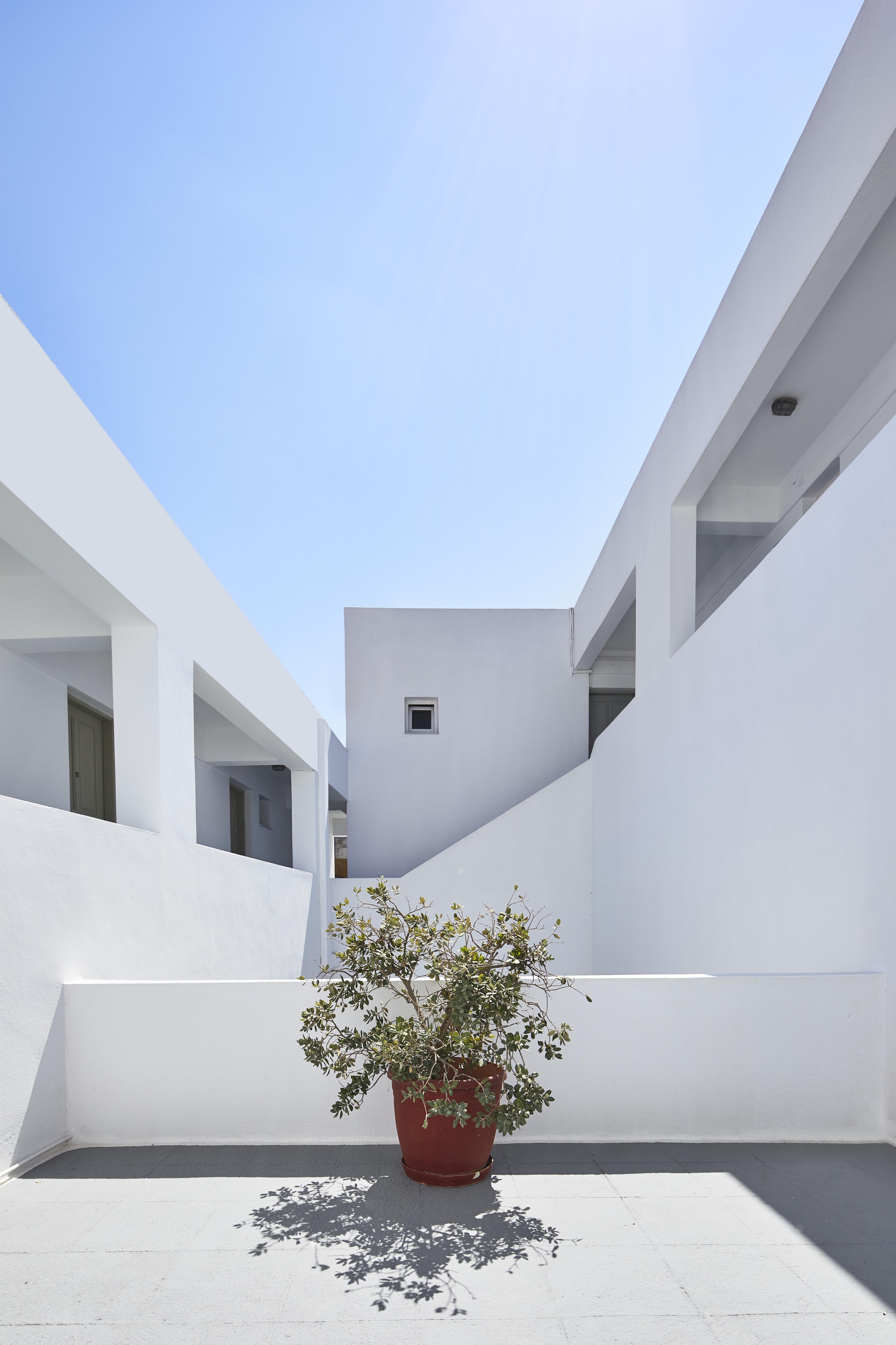 Nissos Thira 2*